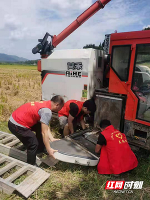 永順縣農(nóng)機(jī)志愿者送服務(wù)到田間地頭 確保秋季水稻豐收